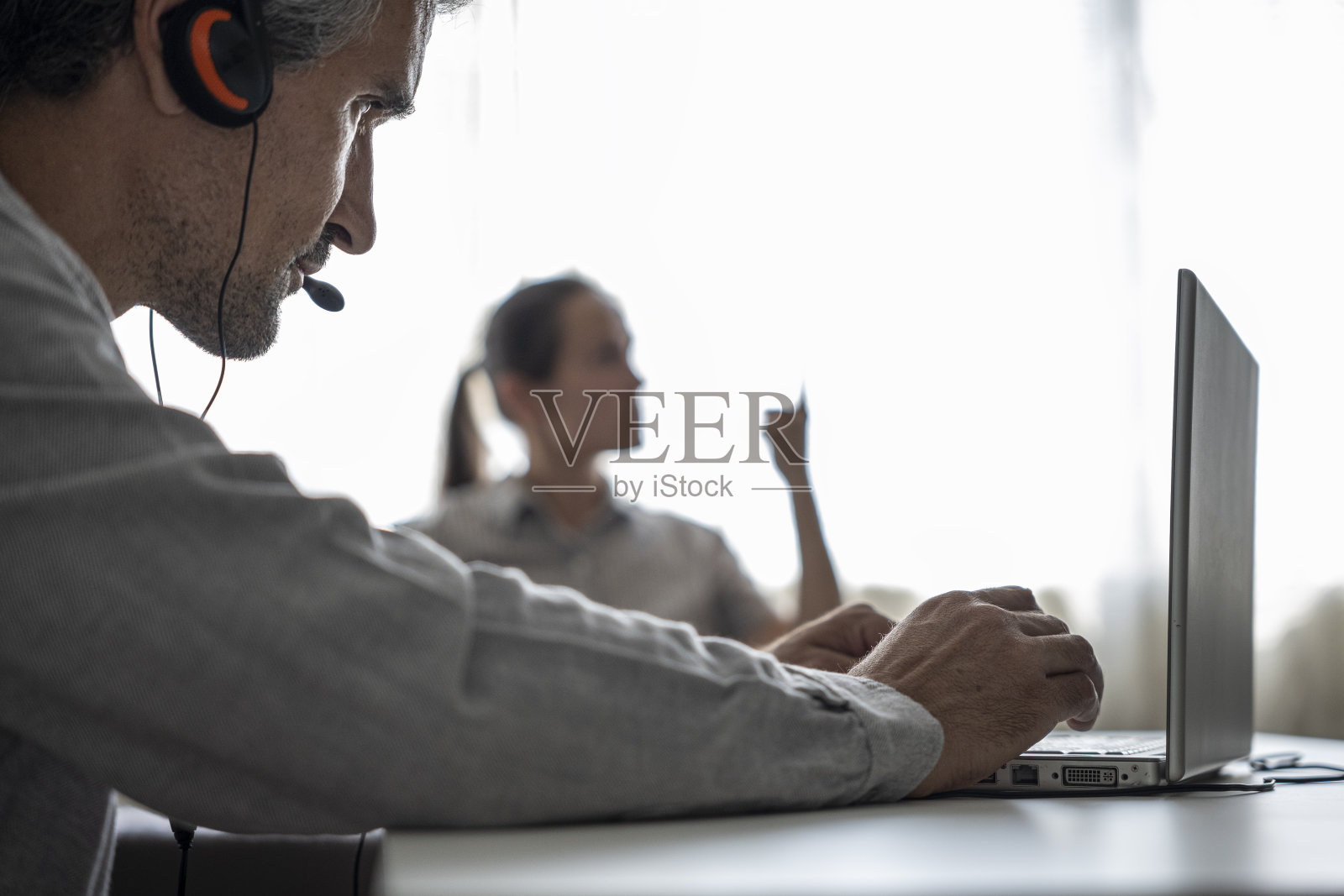 呼叫中心工作日。照片摄影图片