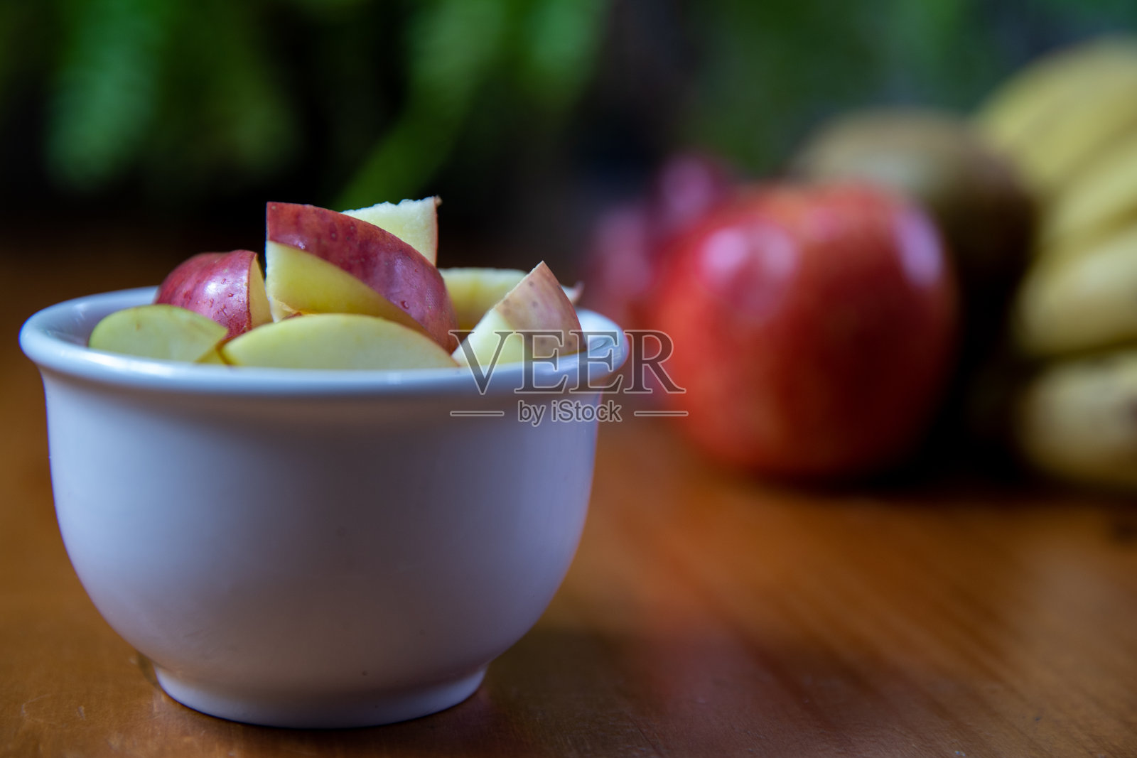 苹果切进锅里照片摄影图片