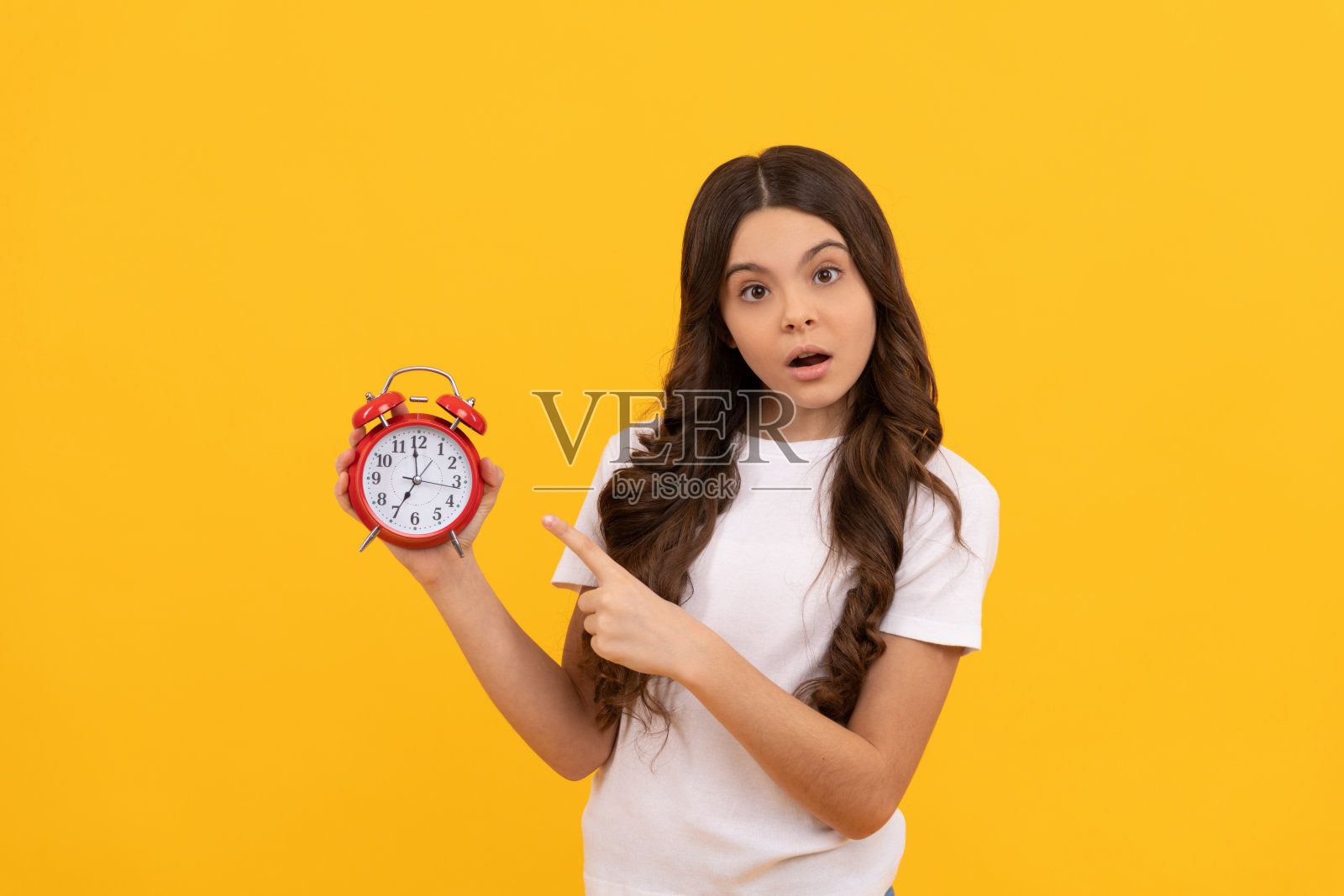 清晨。每天的时间表。的童年。小女孩检查时间。不要迟到。照片摄影图片