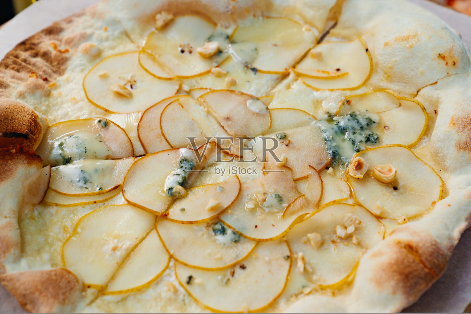 罗马披萨加奶酪和梨。意大利菜。照片摄影图片