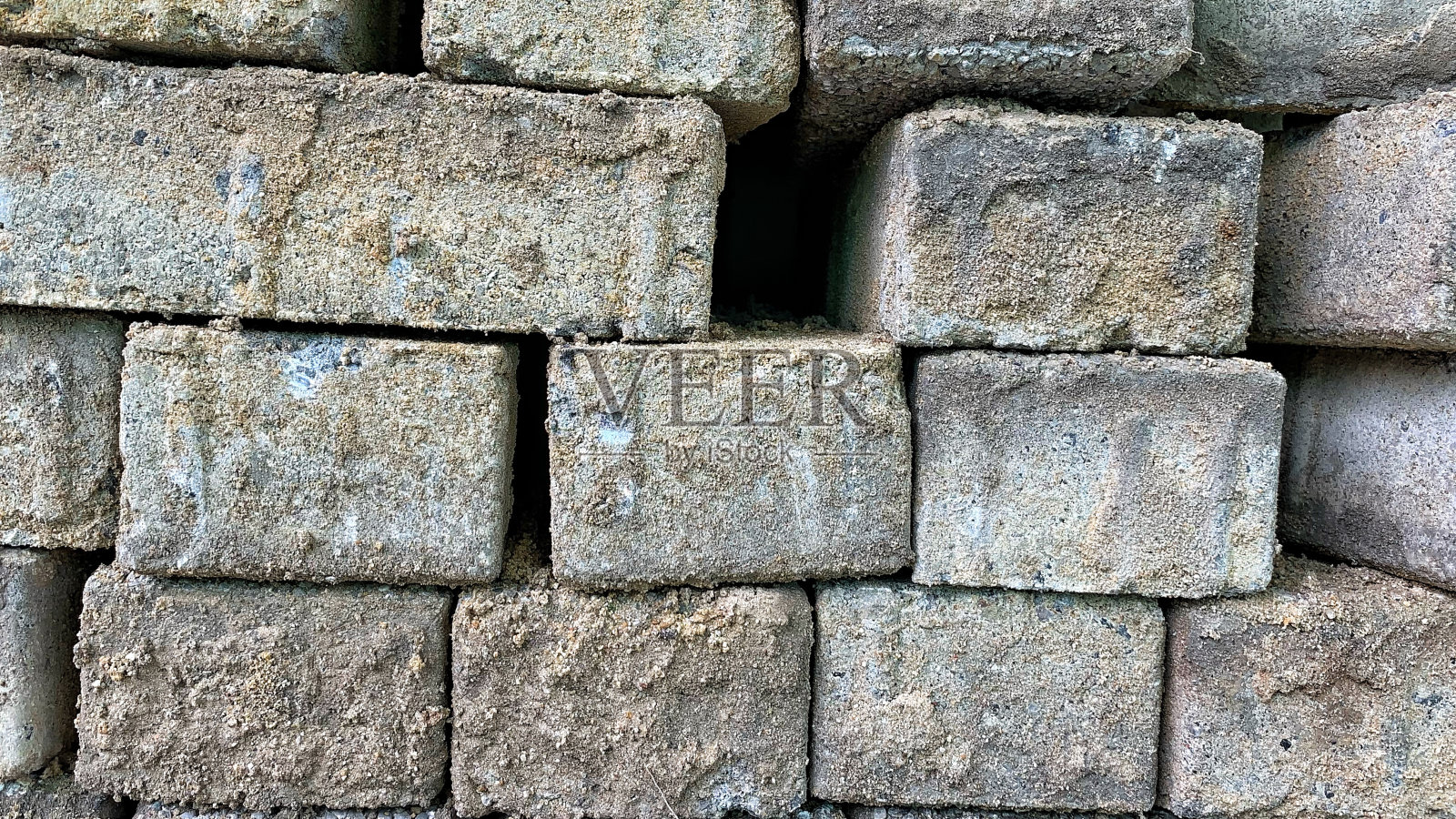 从建筑中出来的砖堆与沙子混合在一起照片摄影图片