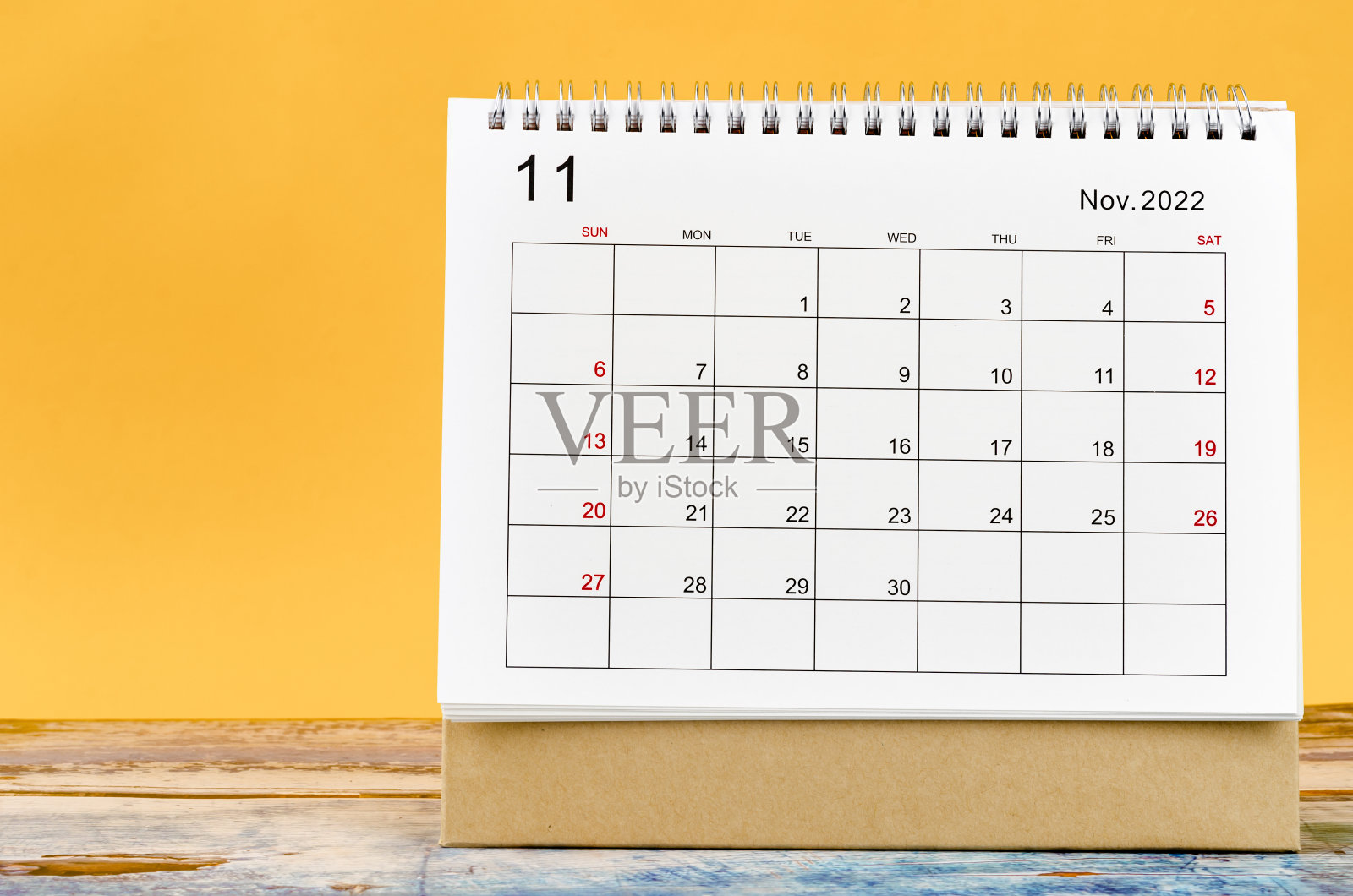 黄色背景的2022年11月月历。照片摄影图片