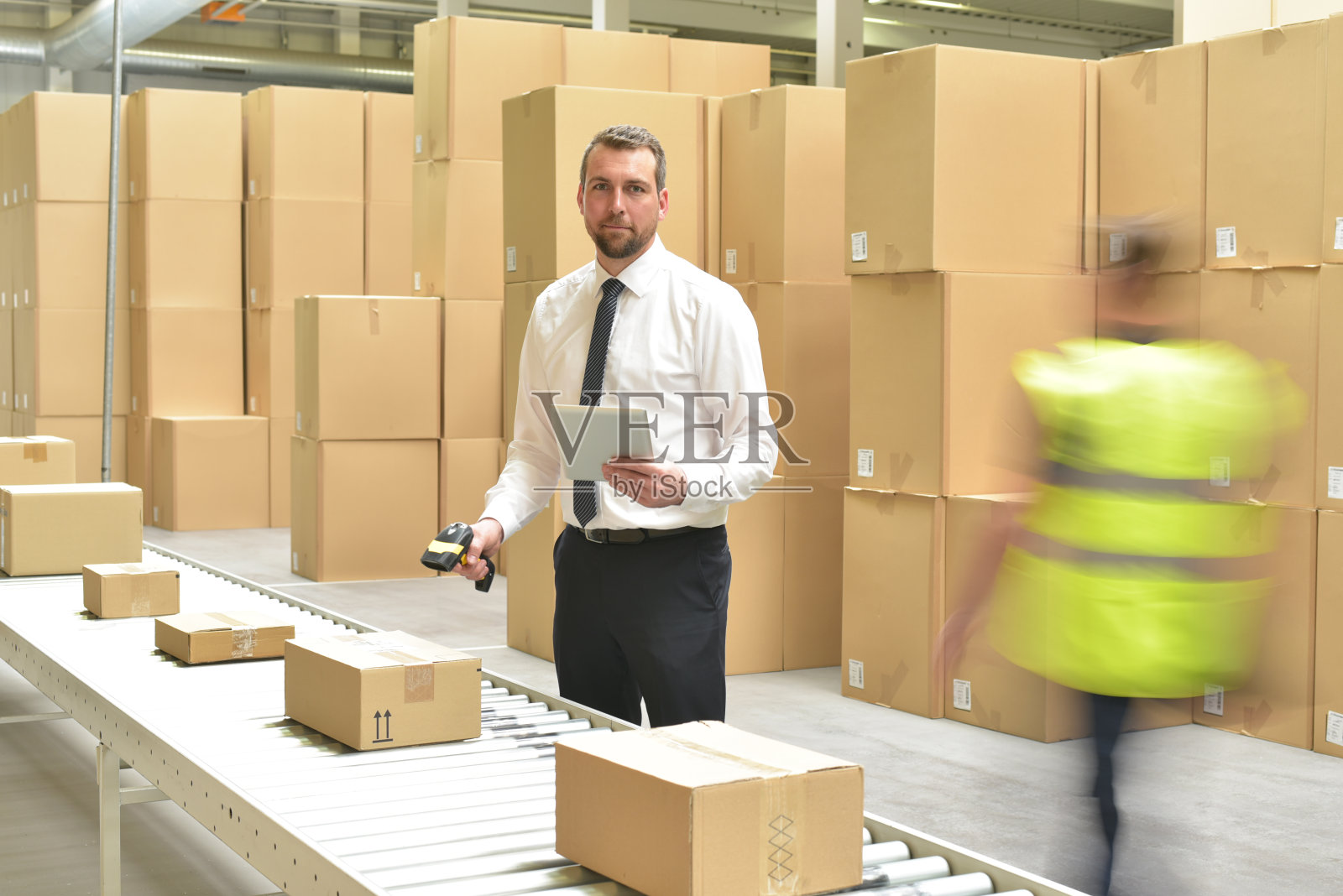 物流部门仓库的工人和经理-贸易订单的运输和处理照片摄影图片