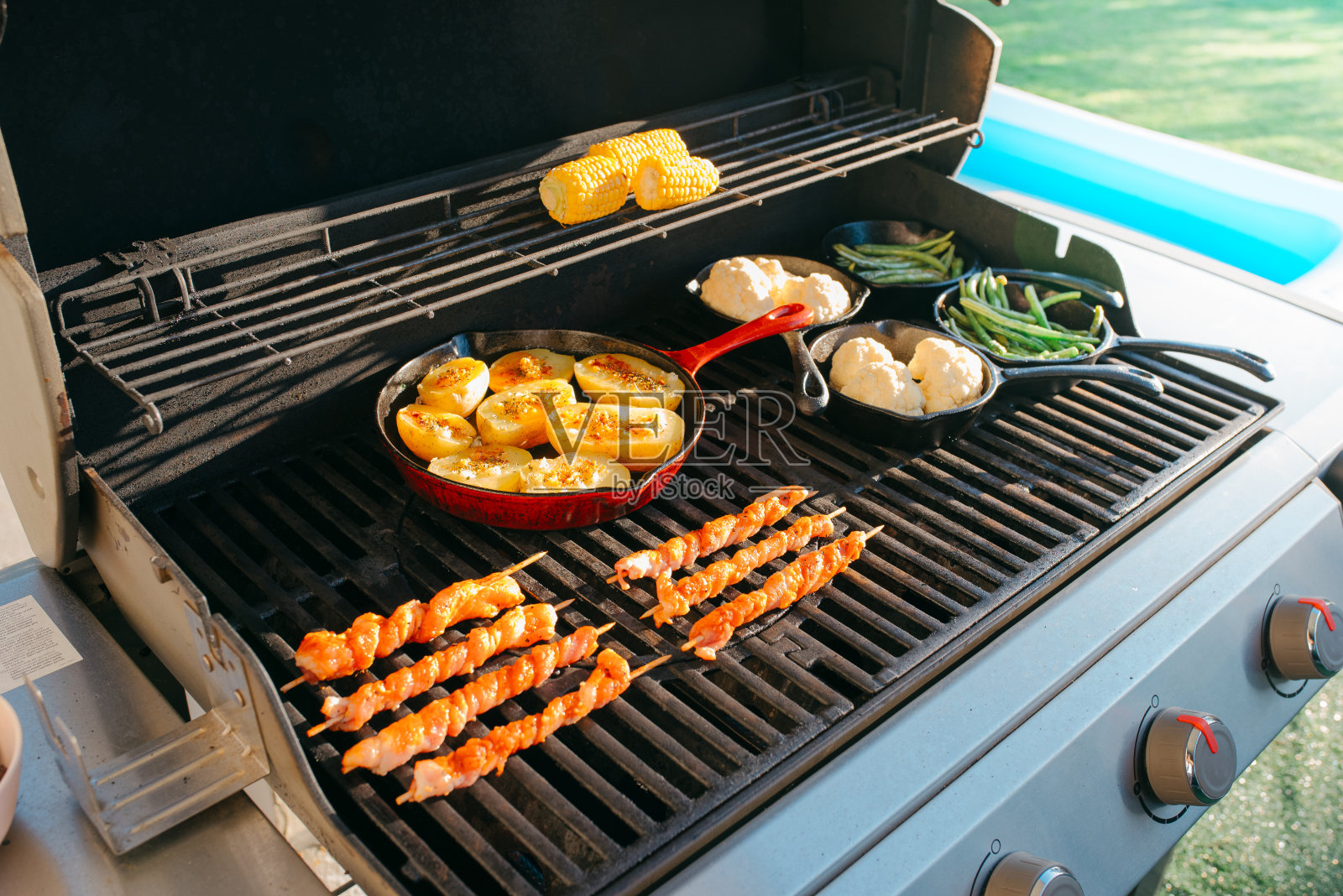 在燃气烤架上准备晚餐照片摄影图片