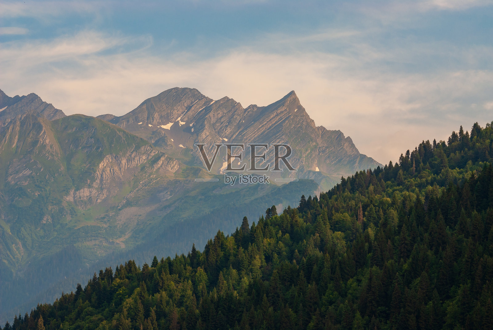 格鲁吉亚拉恰高加索山脉的美丽夏日景色照片摄影图片