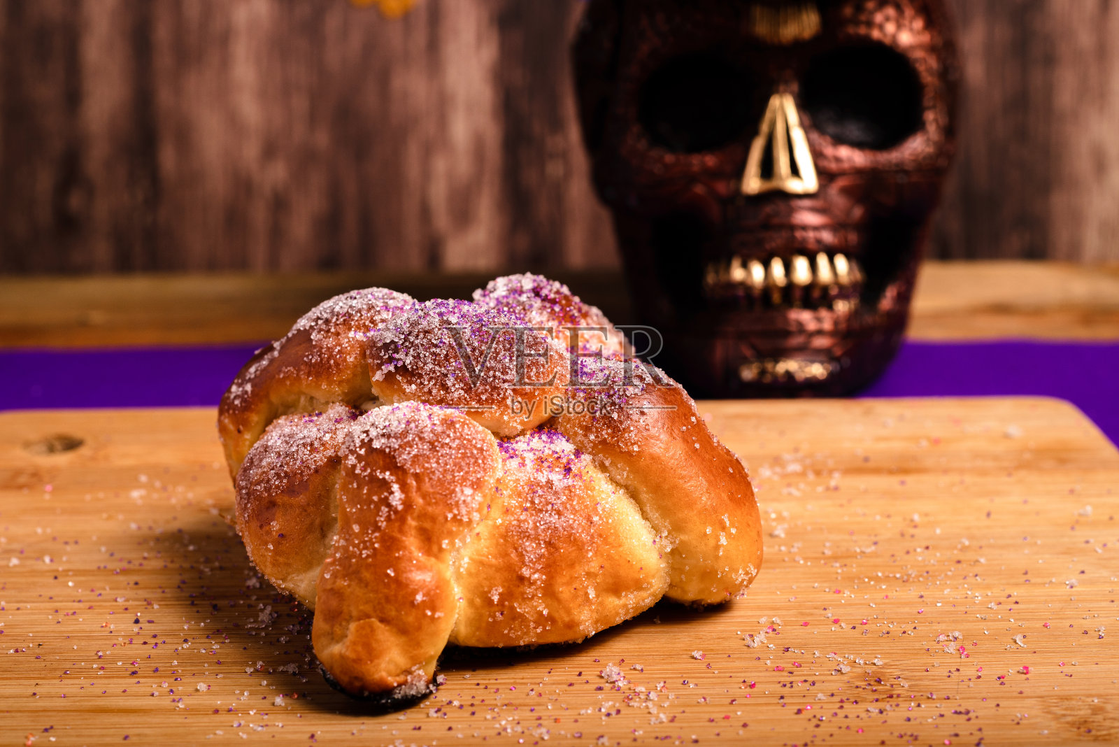 木桌上的亡灵灯和画的骷髅。照片摄影图片