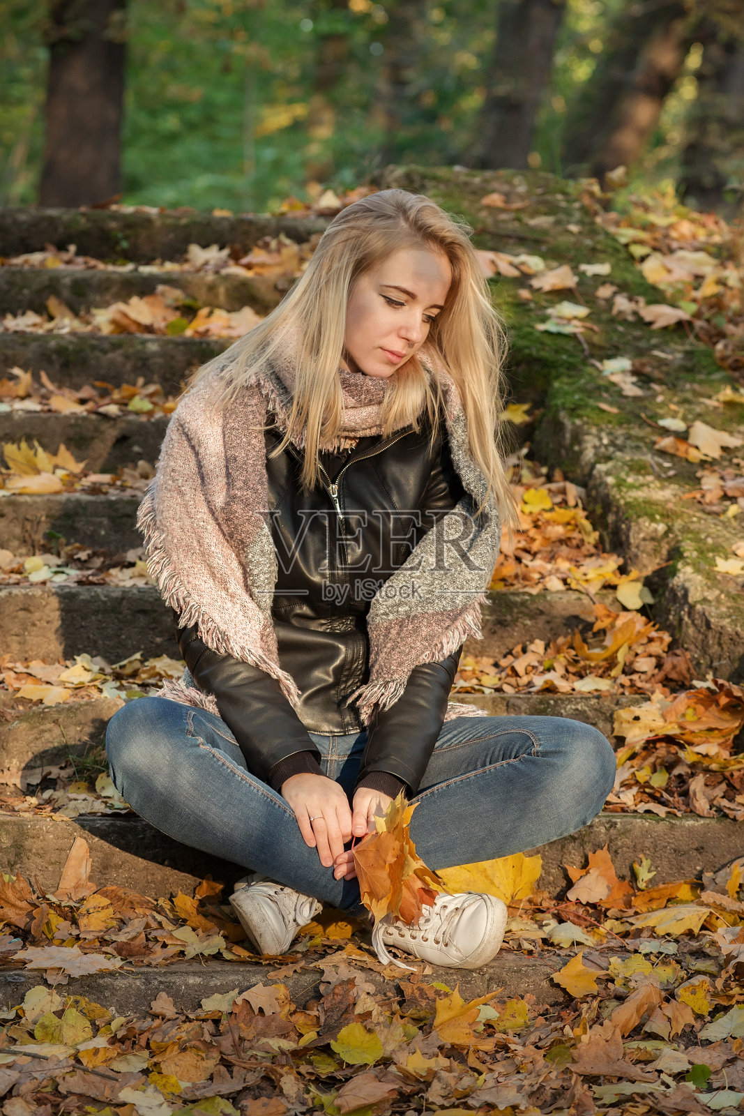 女孩在秋天照片摄影图片