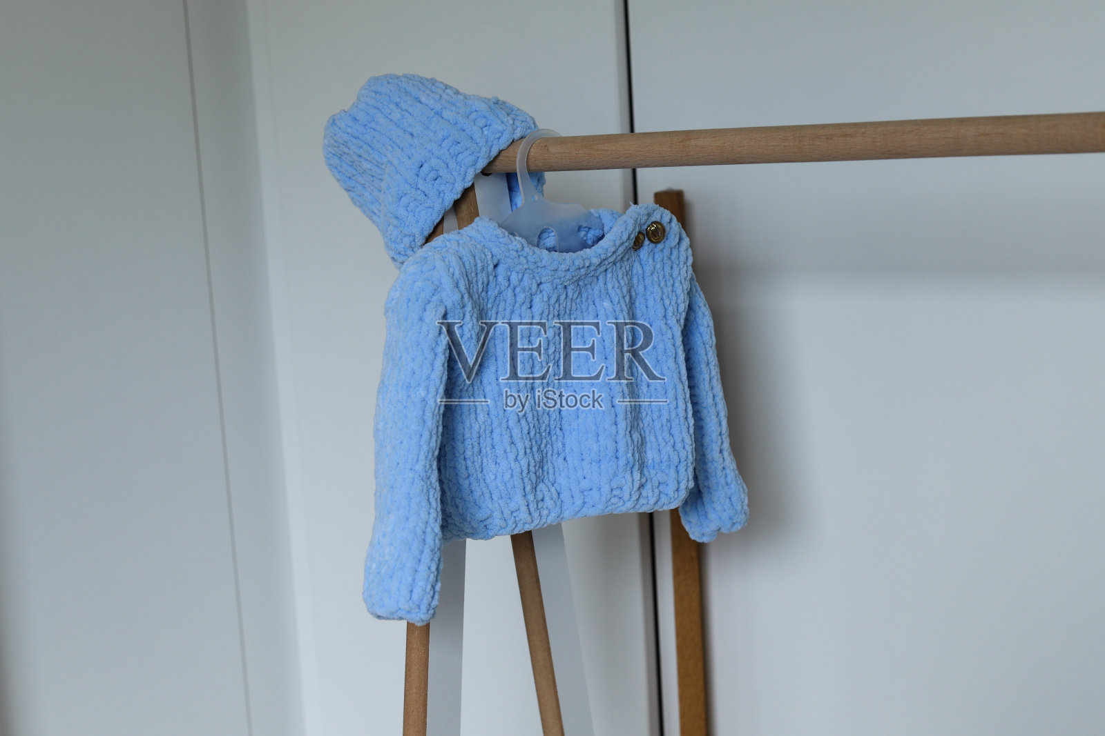 手工制作的婴儿衣服。照片摄影图片