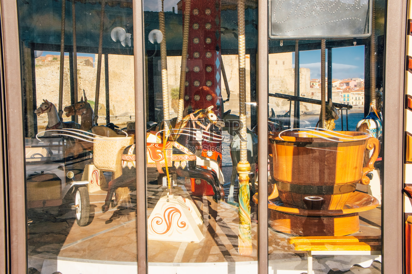 法国科利乌尔的阿瓦尔港海滩上的旋转木马照片摄影图片