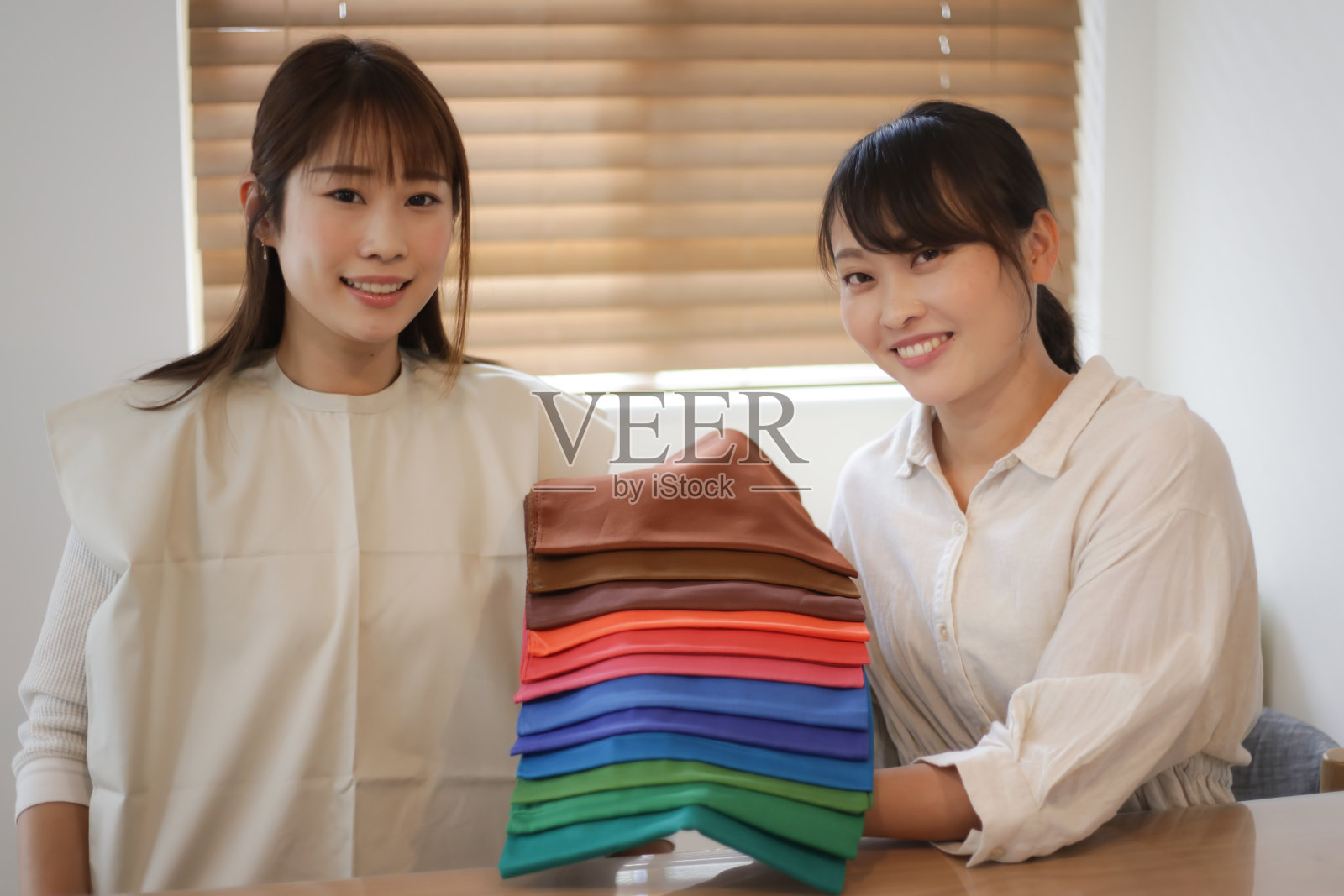 一位女士在做个人颜色诊断照片摄影图片