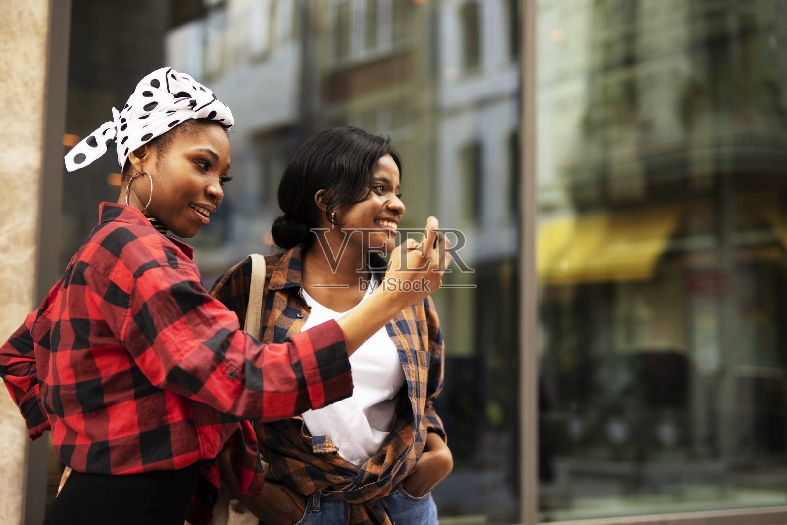 妇女们在户外大笑,玩得很开心。照片摄影图片