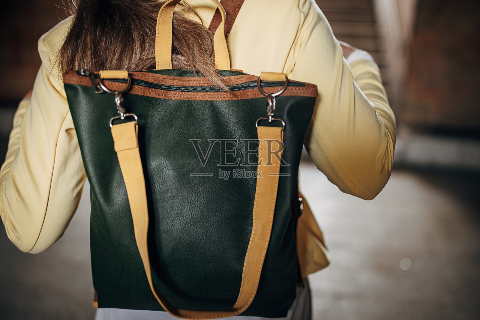 背着现代背包的女子照片摄影图片