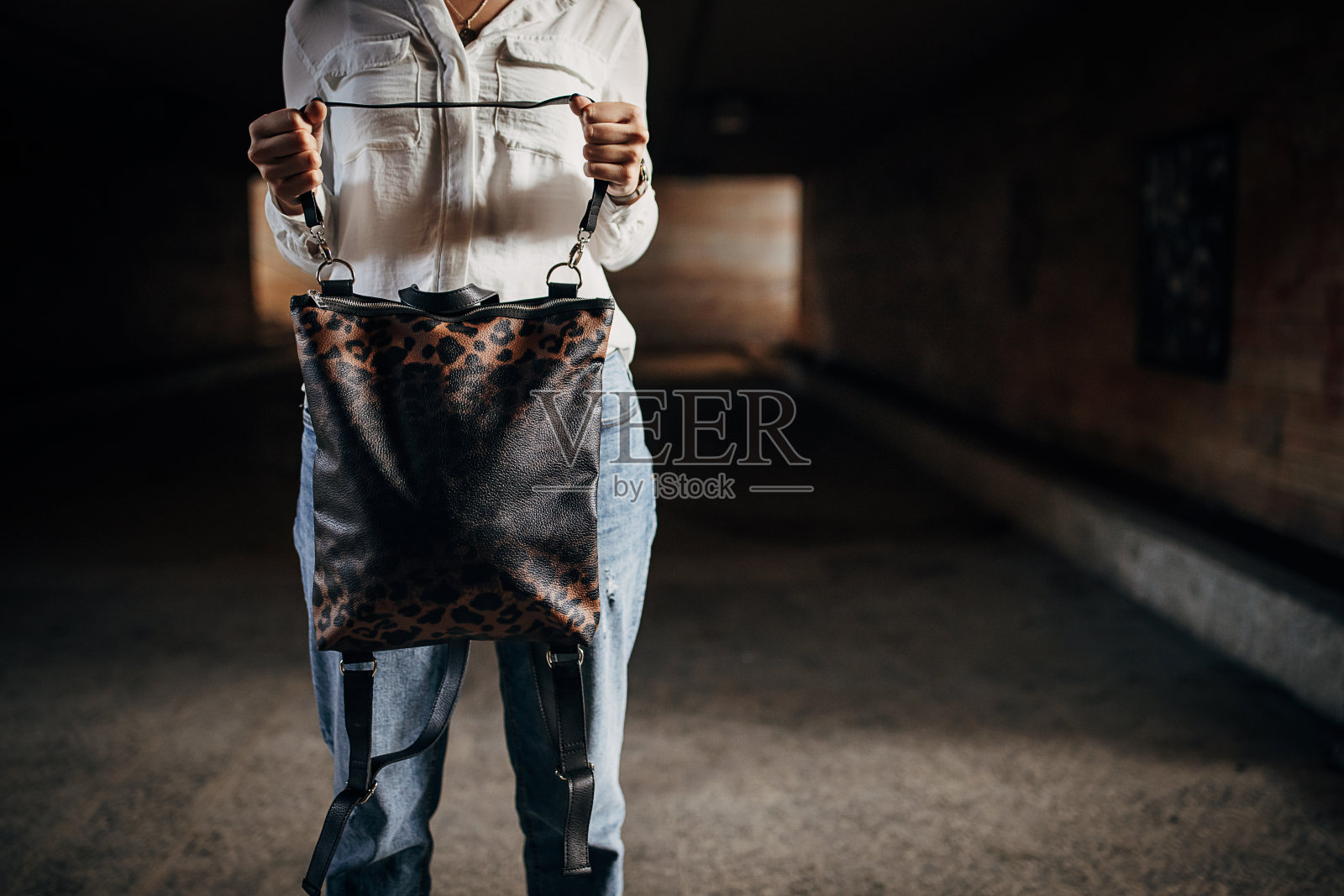 女人在地下通道照片摄影图片