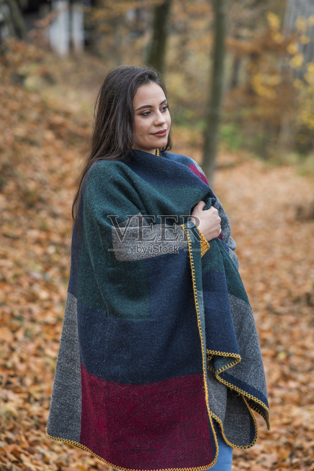 这个女孩喜欢在森林里散步照片摄影图片