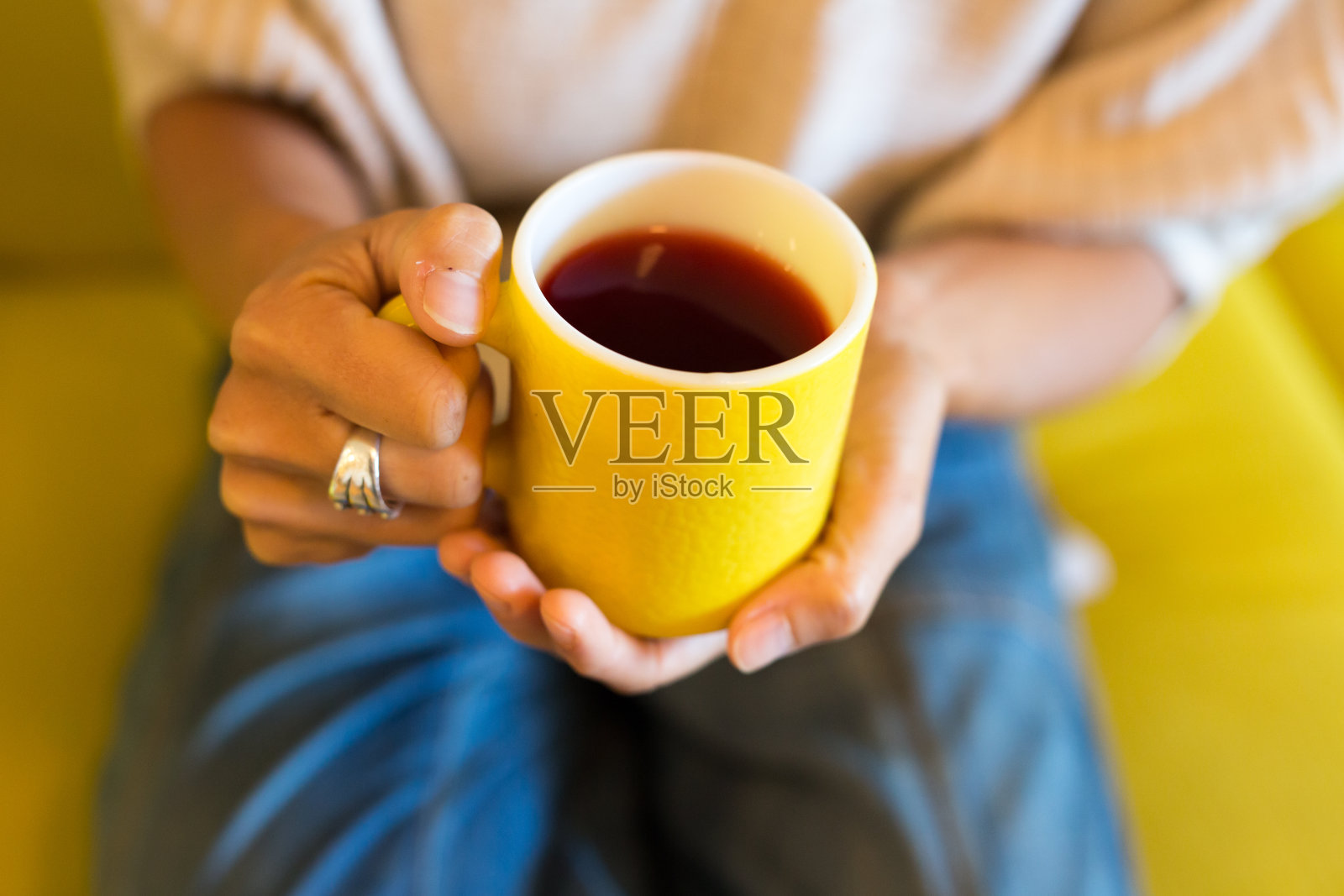 喝花草茶照片摄影图片