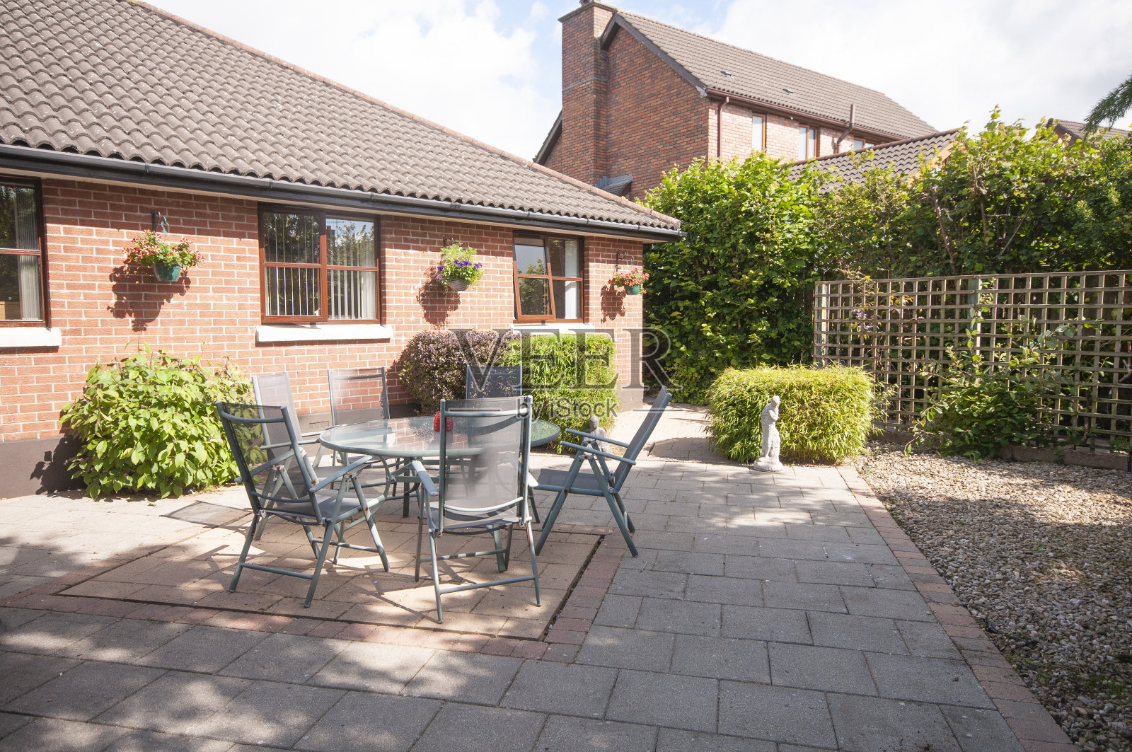 现代平房后花园的块砖露台。照片摄影图片