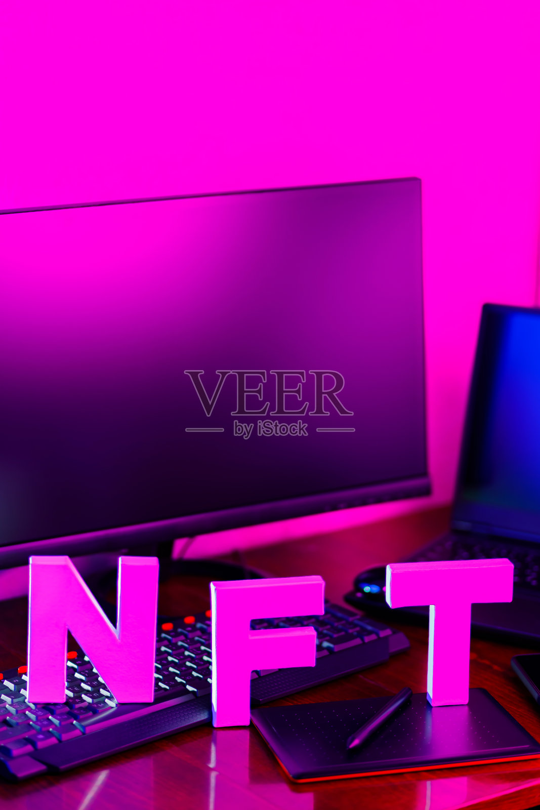 非ft铭文在粉色霓虹灯。使用图形平板电脑、智能手机和计算机设备在工作场所进行非ft刻字。本空间照片摄影图片