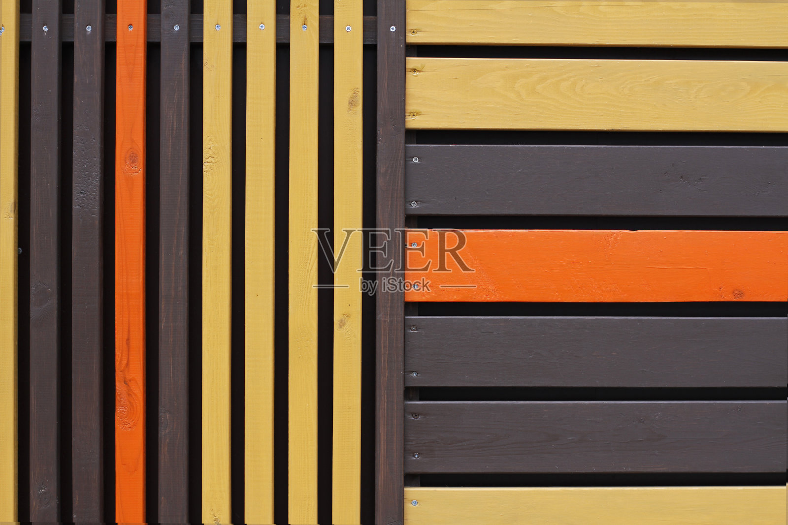 彩色(黄色,橙色和棕色)的木制背景从垂直和水平木板与钉子照片摄影图片