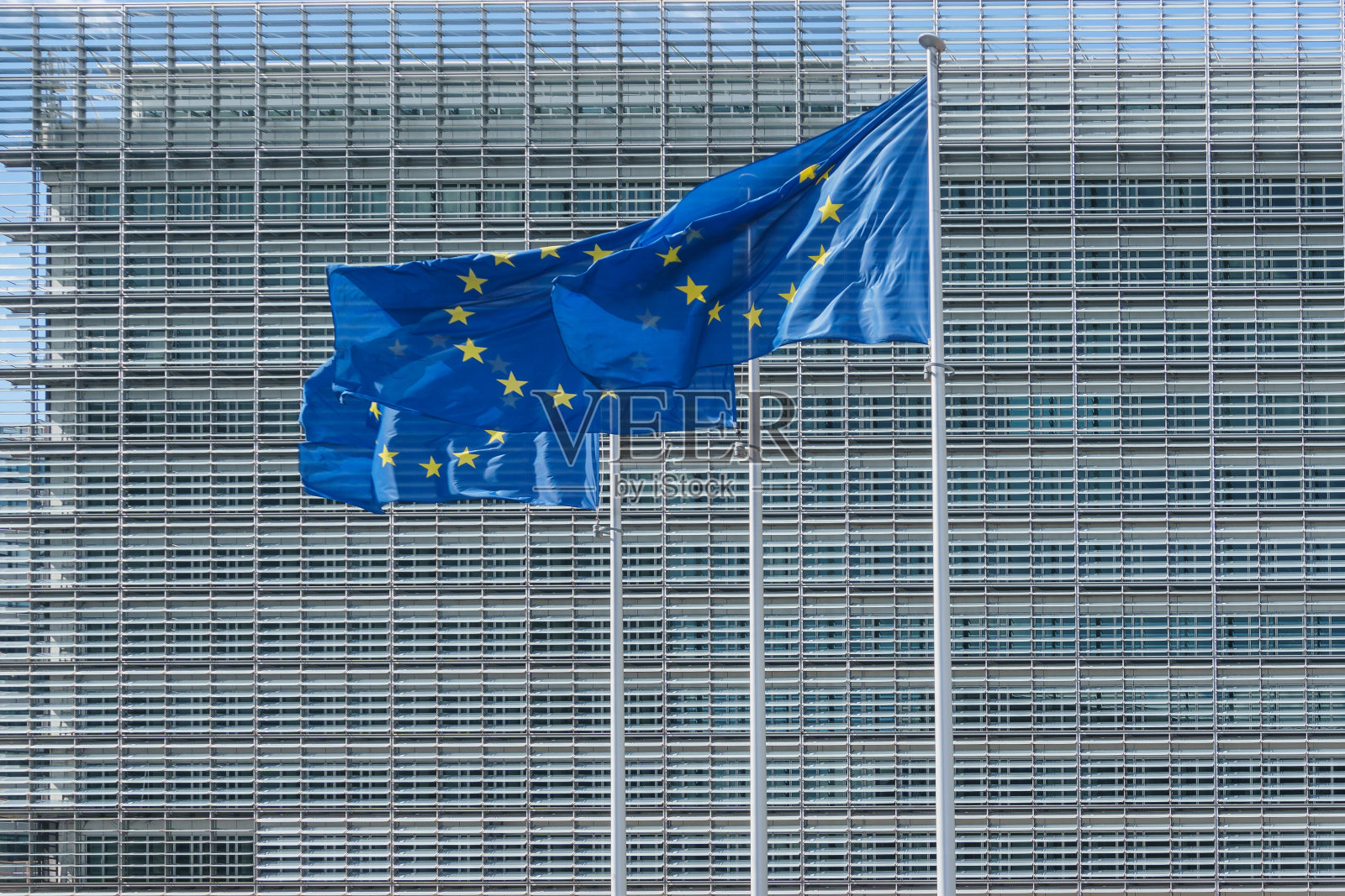 比利时布鲁塞尔欧盟委员会大楼前的三面欧盟旗帜照片摄影图片