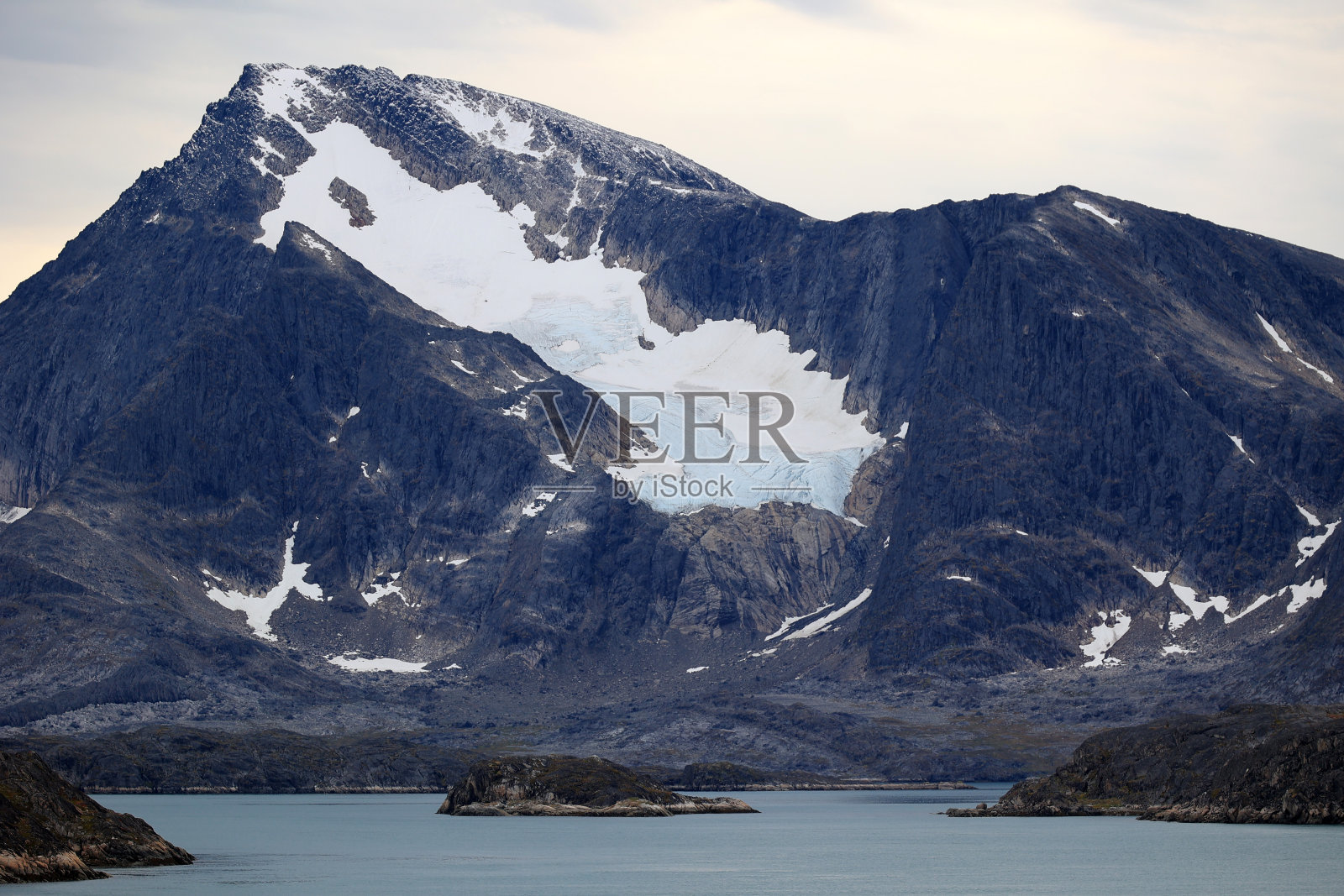 位于丹麦格陵兰Kangerlussuaq峡湾的山脉照片摄影图片