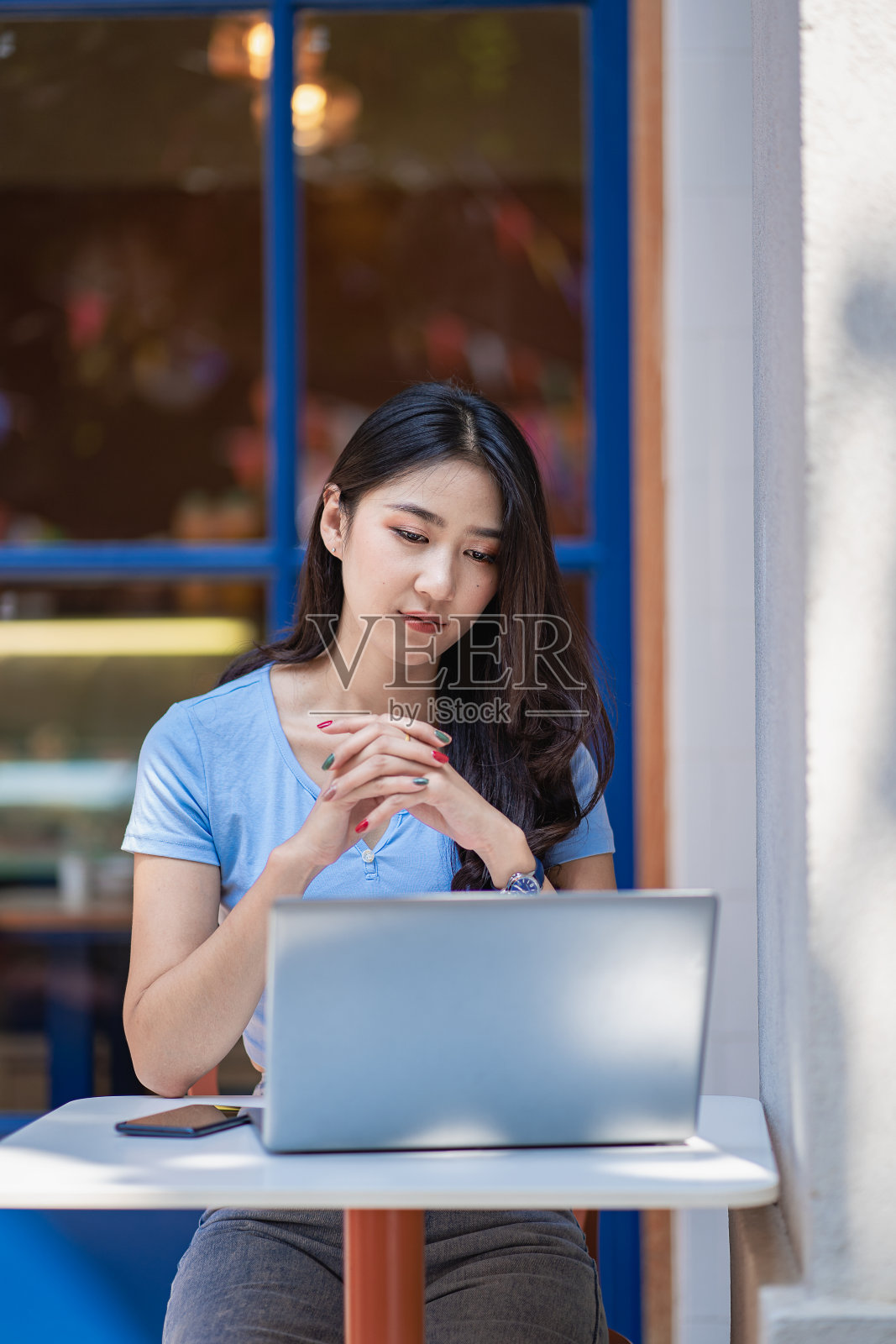 美丽的亚洲女人在咖啡店工作的笔记本电脑在线工作的概念照片摄影图片