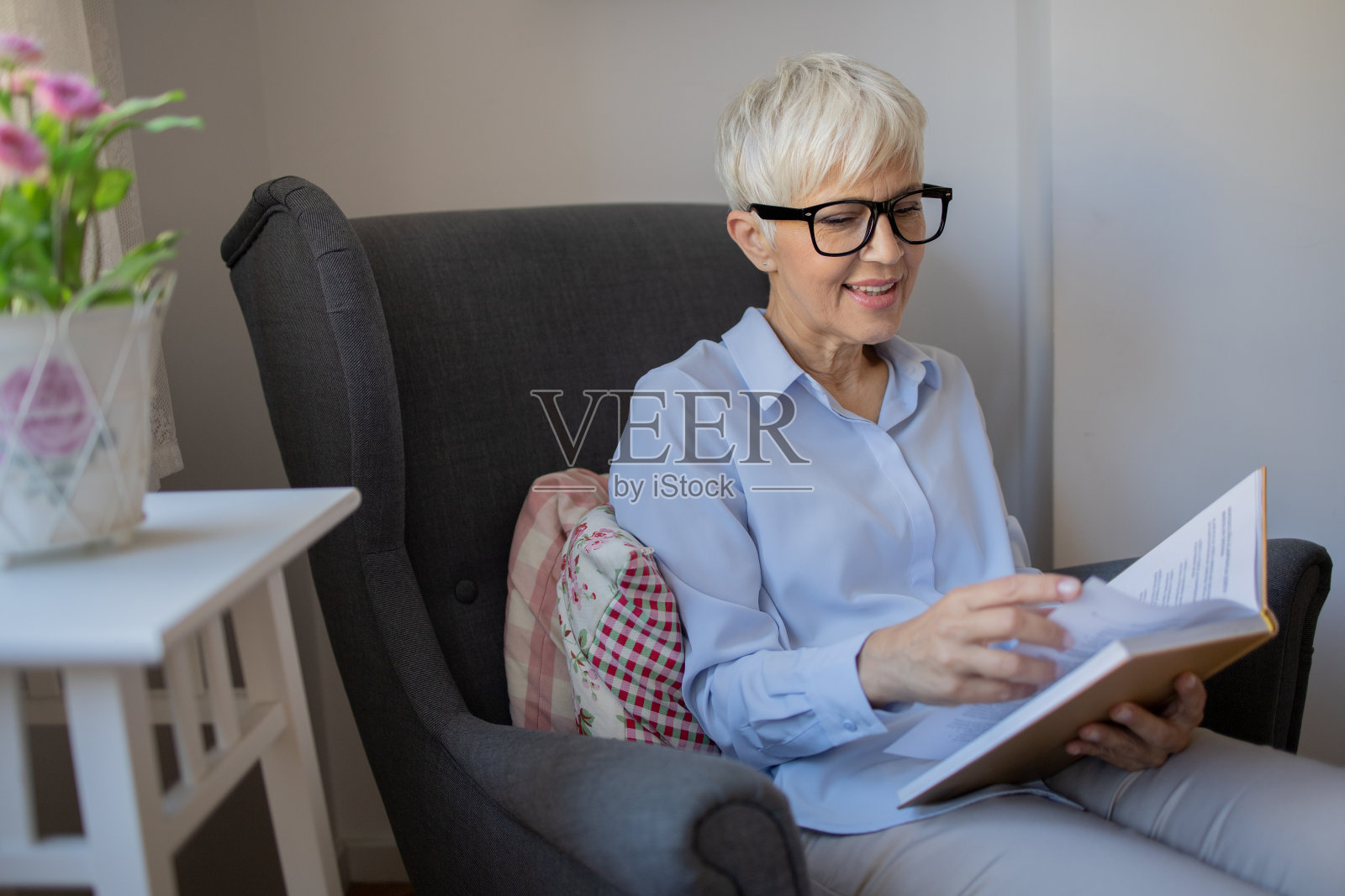 快乐的女人在家看书照片摄影图片