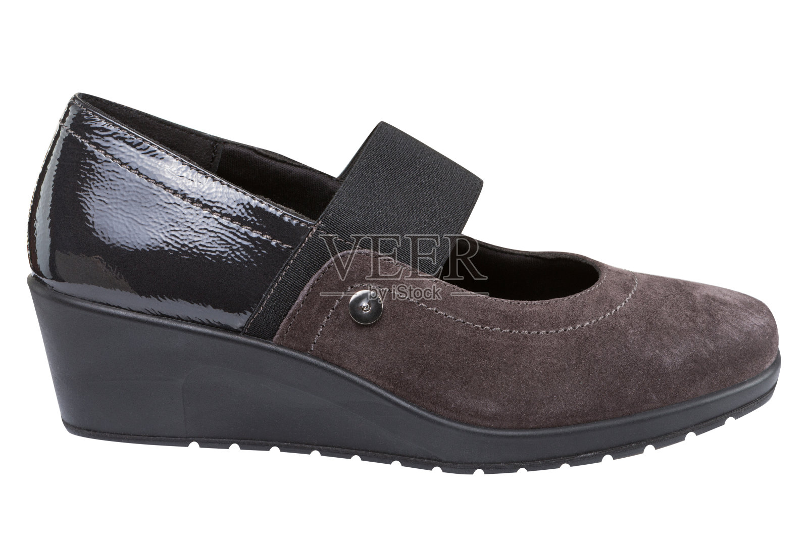 黑色与棕色秋季女鞋,与组合皮肤,在一个白色背景,楔形鞋底照片摄影图片