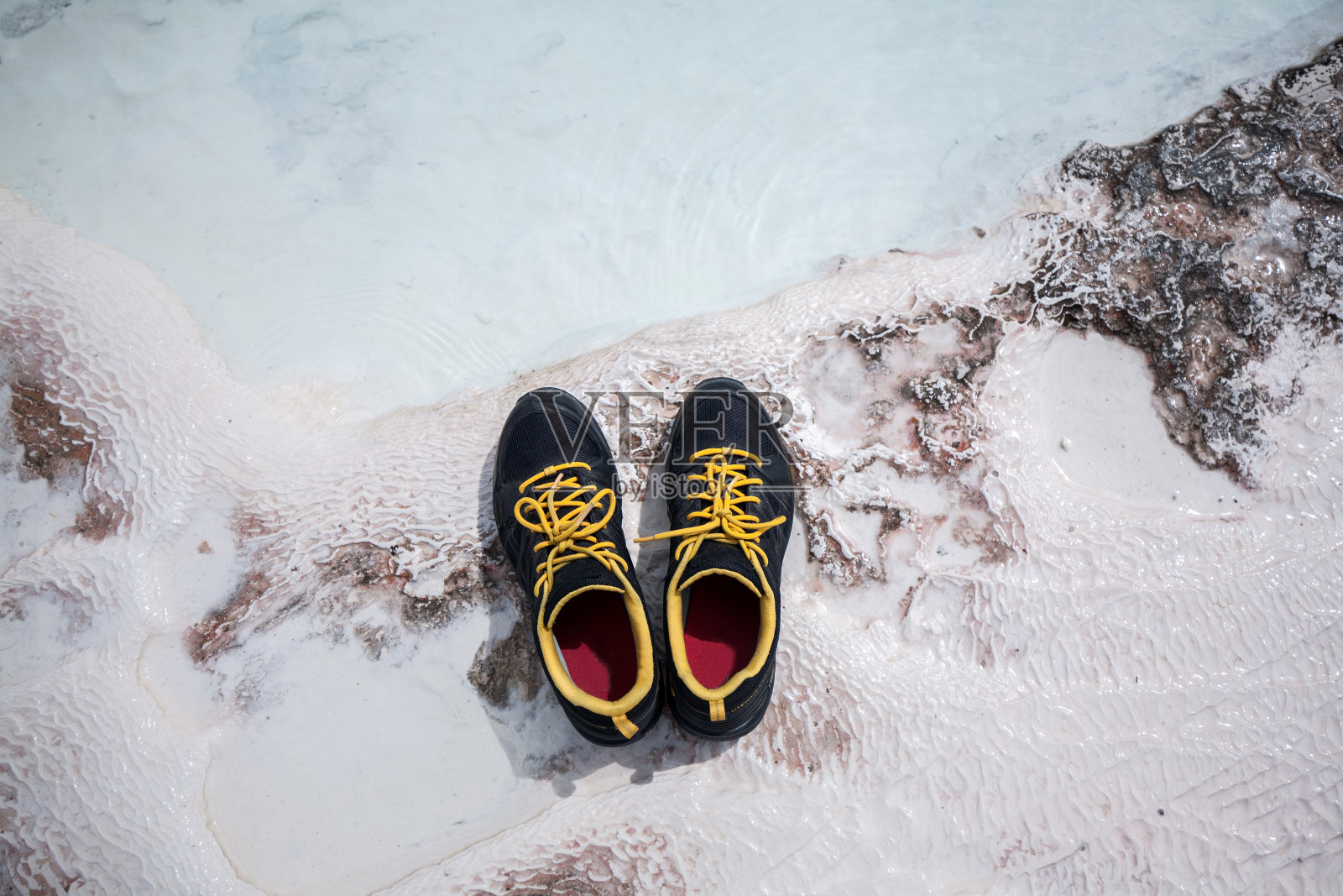 在海滩上穿登山鞋照片摄影图片