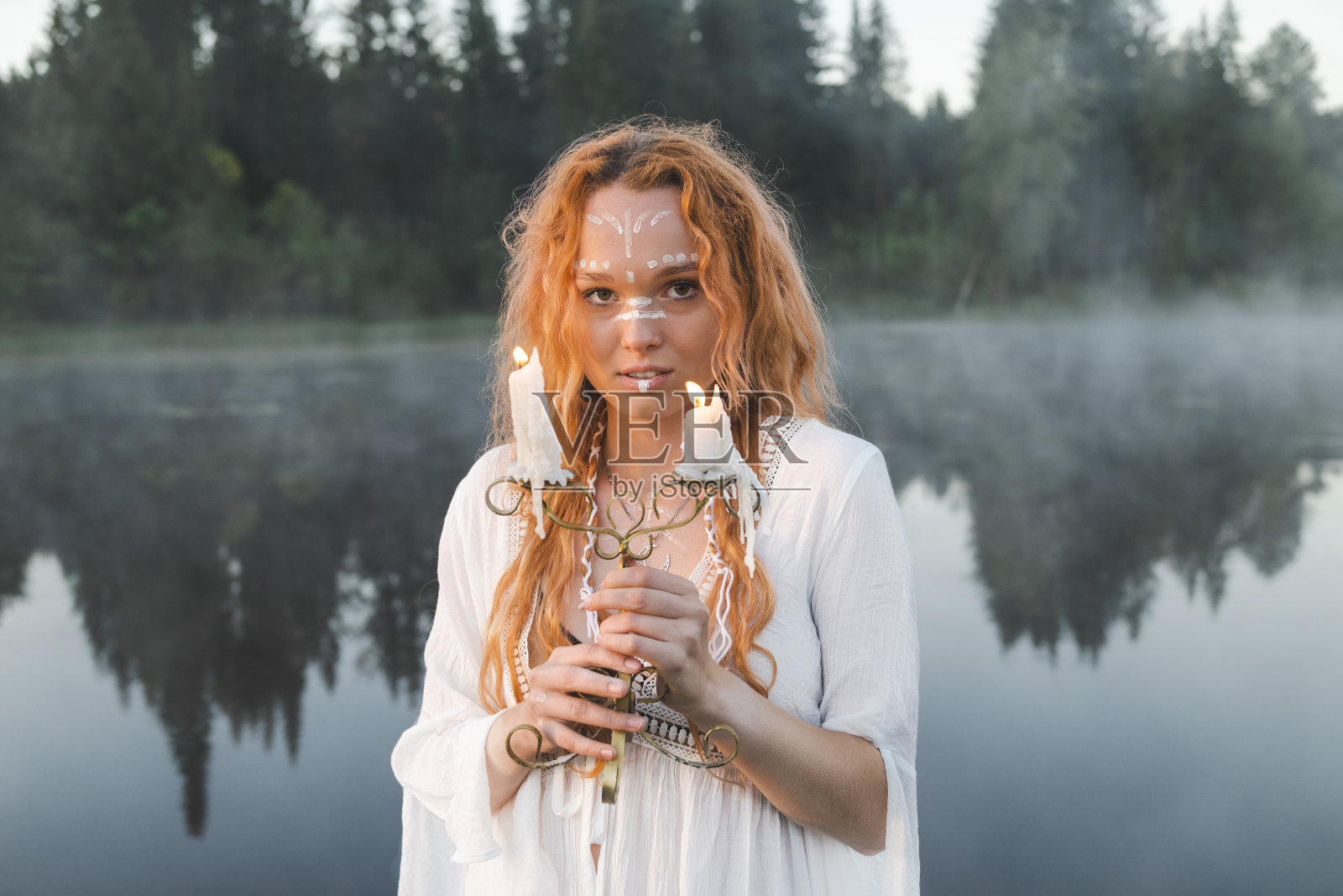 拿蜡烛的女巫照片摄影图片