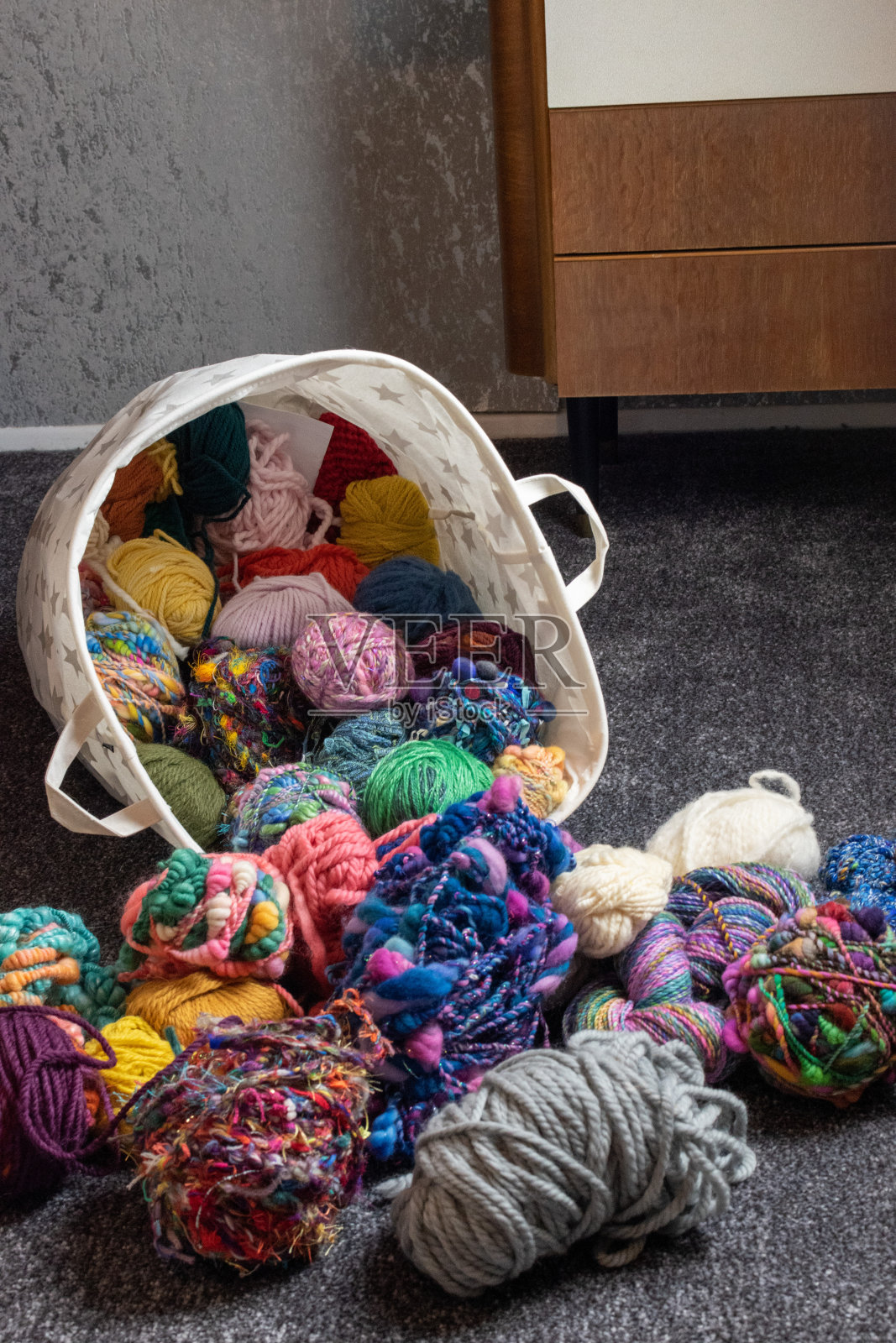 编织照片的纱线藏球羊毛在客厅地板上照片摄影图片