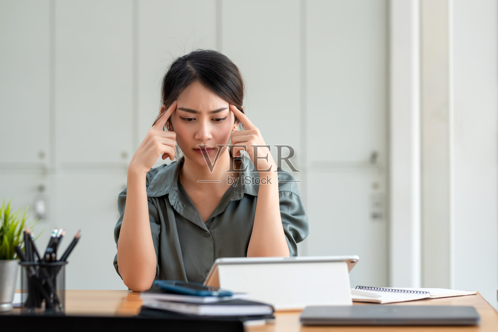工作压力大的亚洲女商人闭目放松照片摄影图片