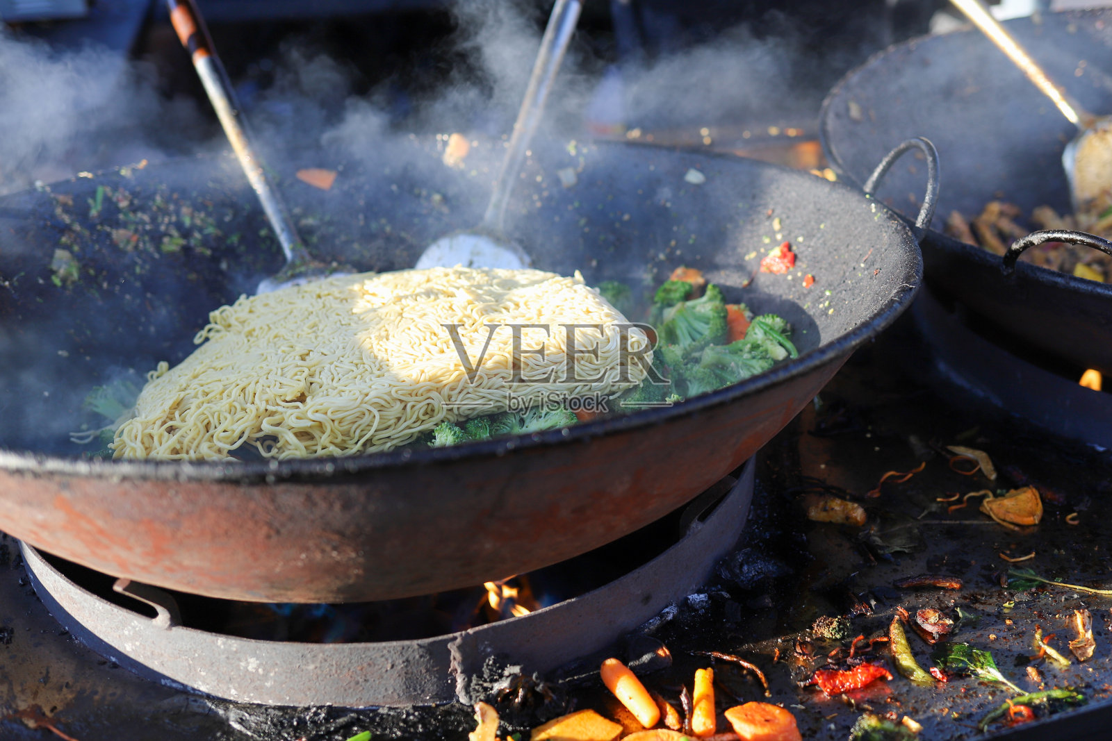 一个男人在锅里煮亚洲面条照片摄影图片