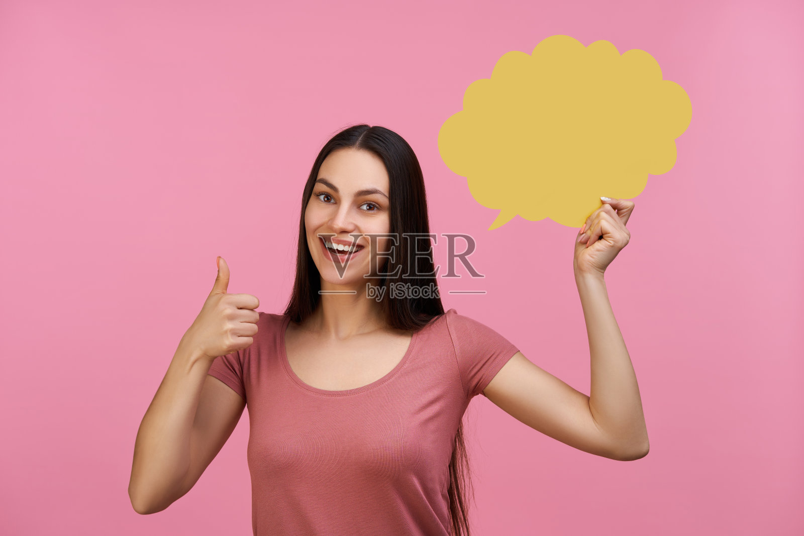 工作室画像年轻兴奋微笑的女孩学生拿着bl照片摄影图片