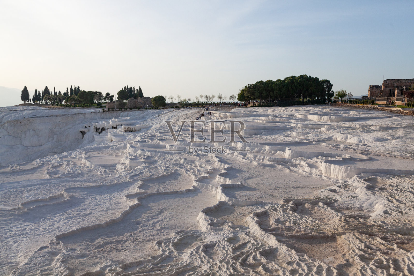 土耳其Pamukkale石灰华梯田上的绿松石水池照片摄影图片