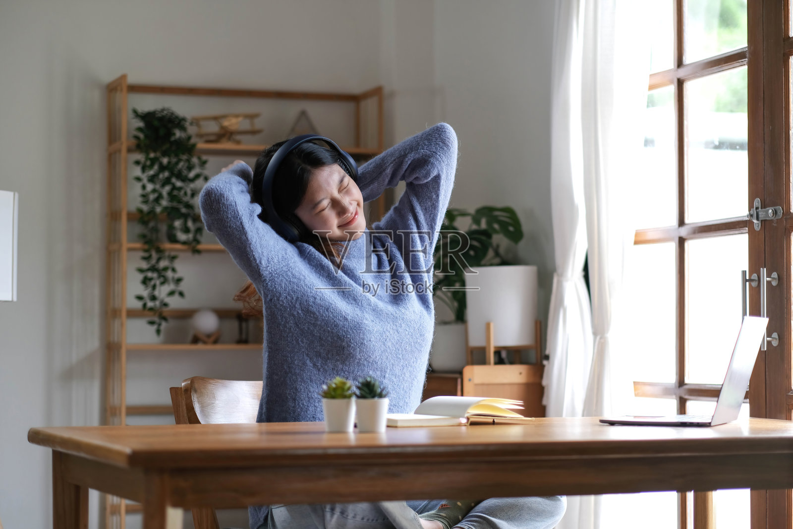 年轻迷人的亚洲女性放松交叉手臂后脑使用笔记本电脑数字在线课程计划在检疫在家里,再技能学校班为职业道路。照片摄影图片