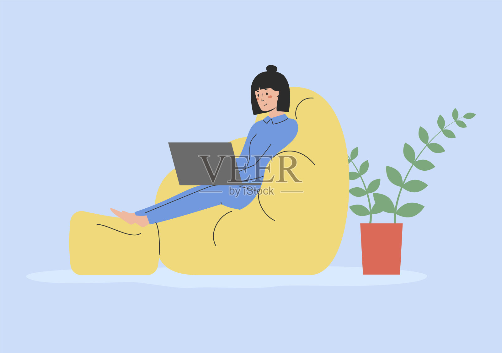 在线教育,远程工作,自由职业,或学习概念。快乐的女性角色女人坐在沙发上用笔记本电脑打字远程工作。线性轮廓平面矢量插图插画图片素材