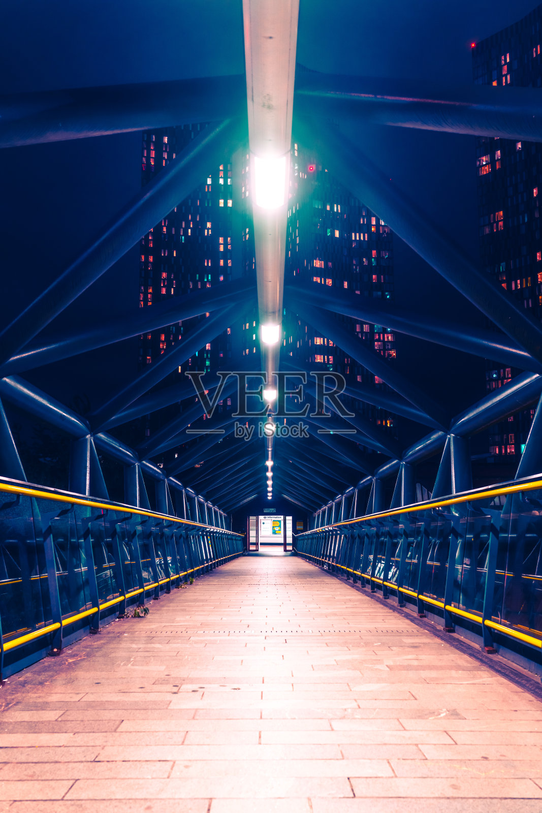 夜晚的曼彻斯特桥。城市场景照片摄影图片