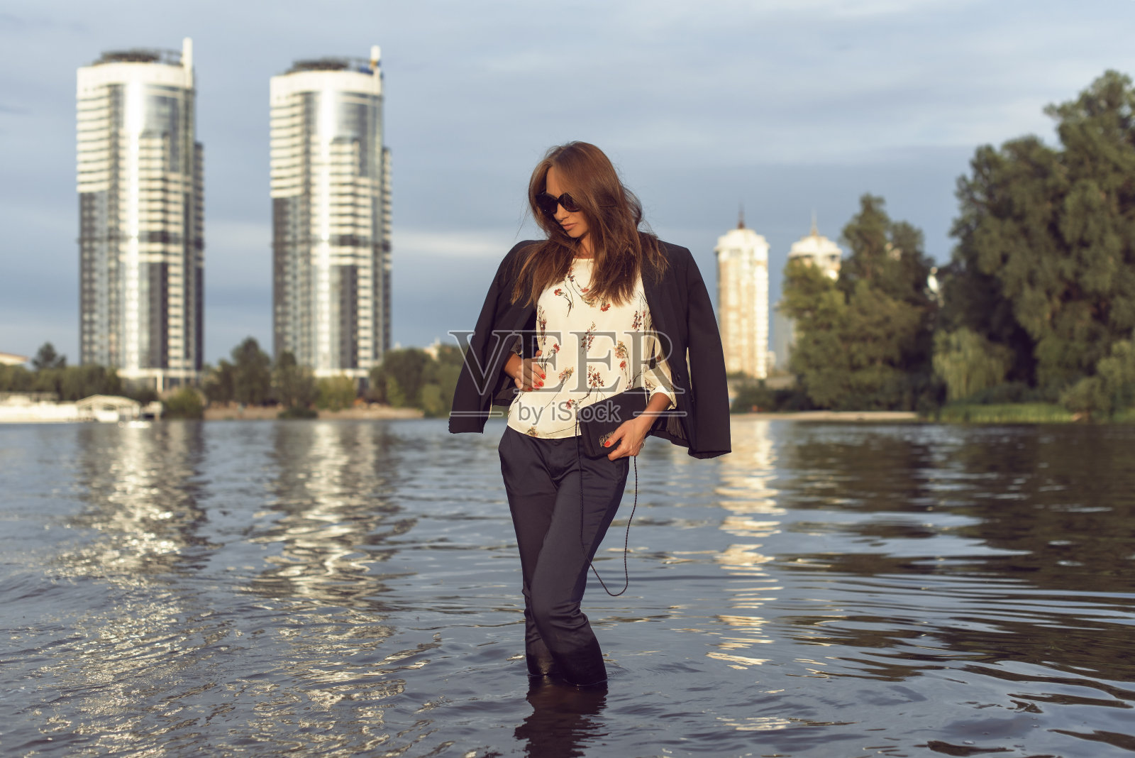 海边城市里一个晒得黝黑的女人照片摄影图片