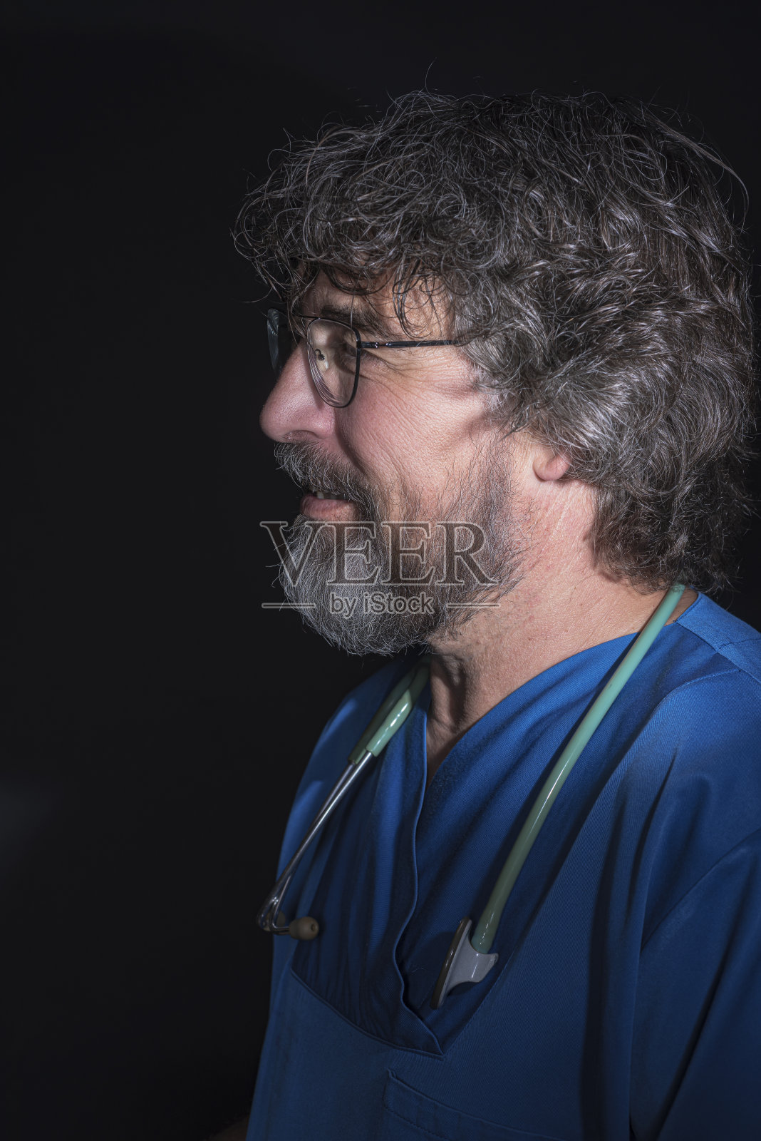 穿着蓝色西装,满脸胡须的成熟医生照片摄影图片