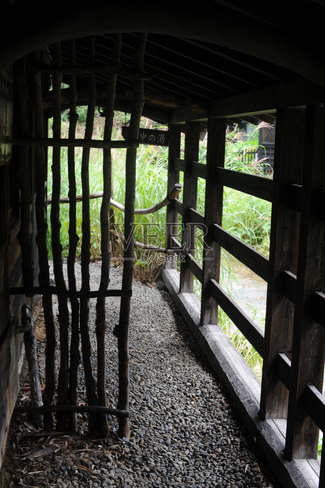 日本北部室内温泉浴池的栅栏照片摄影图片