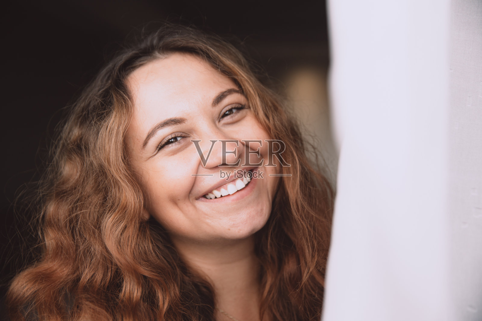 微笑的居家女人肖像照片摄影图片