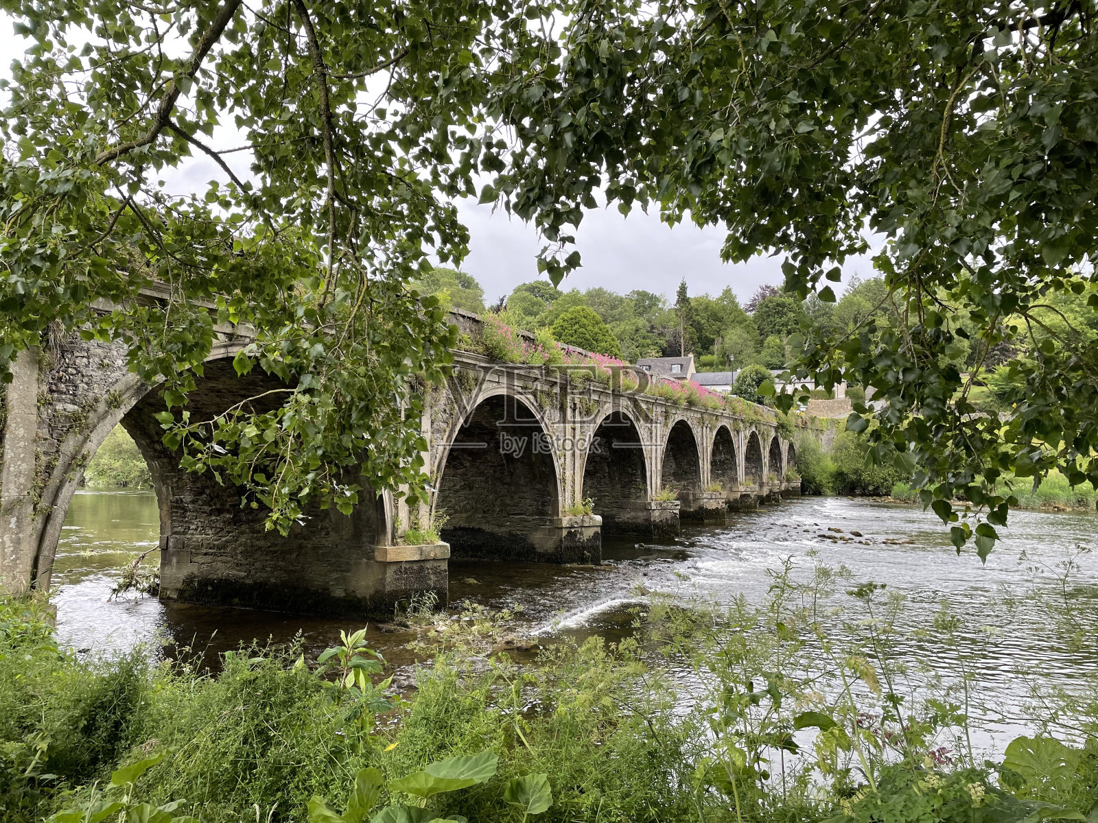 爱尔兰基尔肯尼公司Inistioge河上桥照片摄影图片