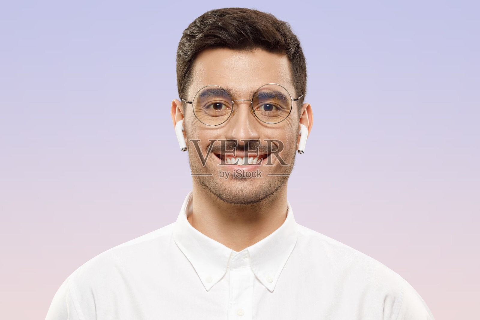 画像年轻微笑英俊的IT专家穿着白衬衫,眼镜和耳机照片摄影图片