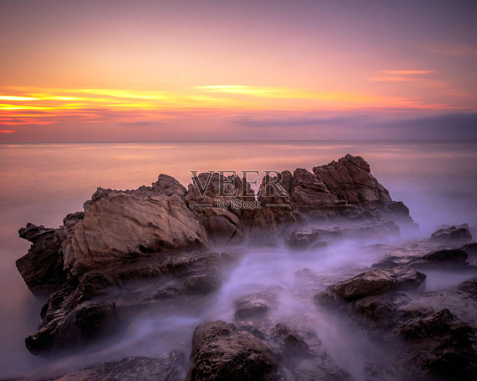 令人惊叹的风景,美丽的雾在岩石山上与粉红色柔和的日落照片摄影图片