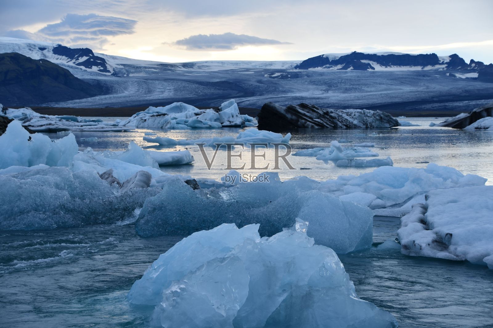 冰川中的大冰块照片摄影图片