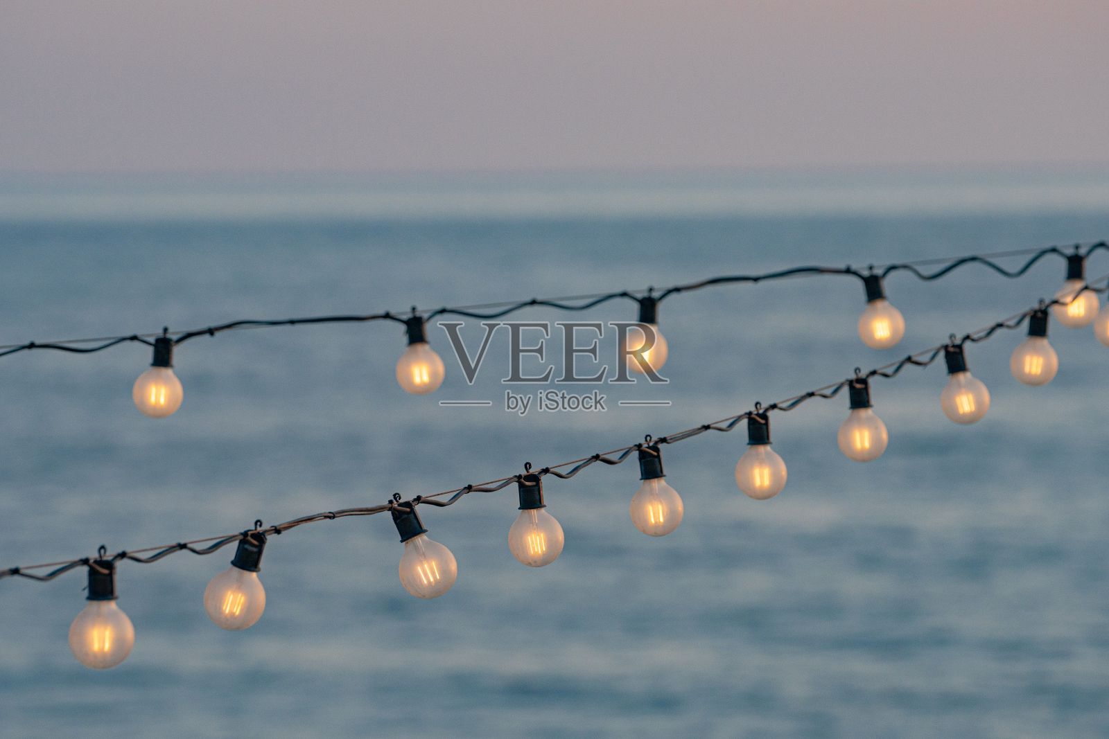 发光的灯泡悬挂在空中的模糊的美丽镜头照片摄影图片