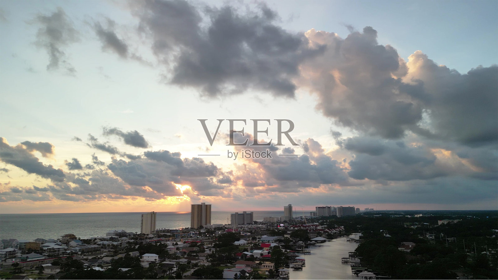 航拍的城市景观,建筑和海景在夕阳的背景照片摄影图片