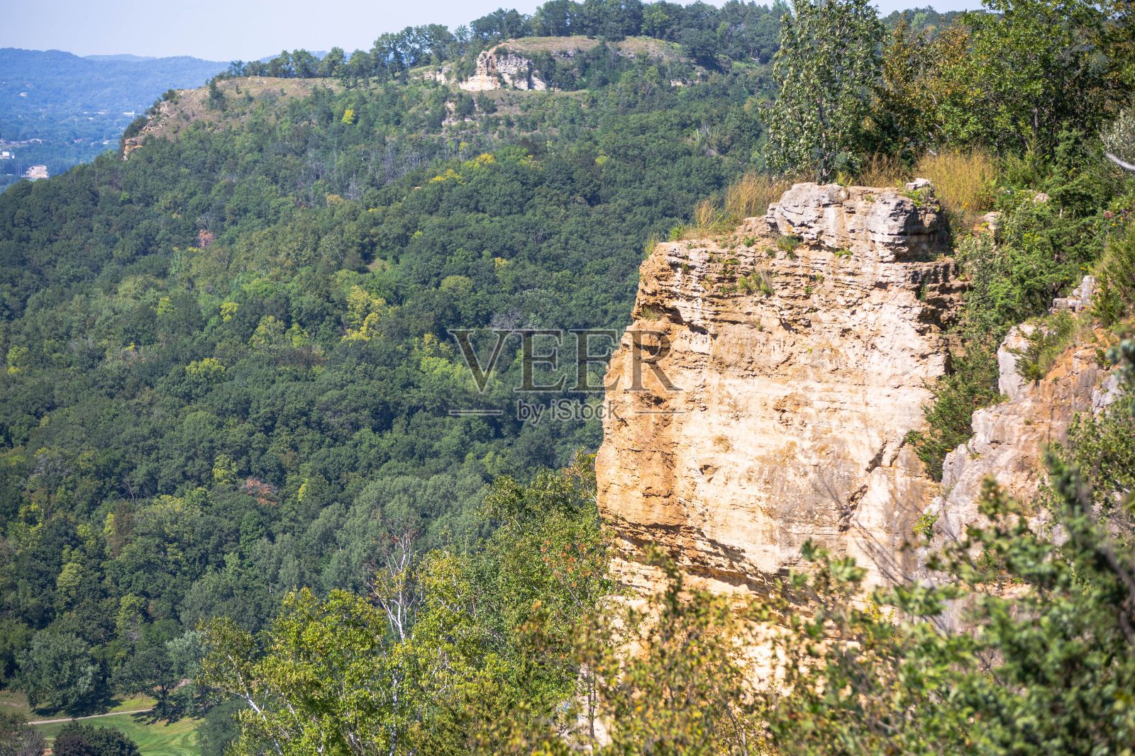 无人机拍摄的Grandad Bluff公园的悬崖和树木照片摄影图片