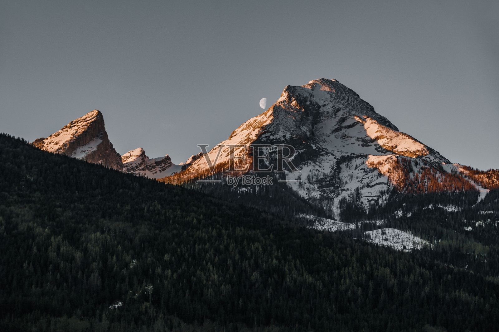 日落时一座大山的美丽景色照片摄影图片