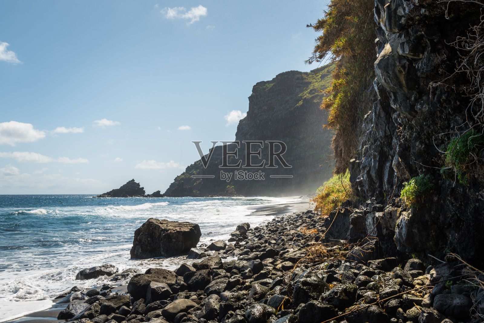 美丽的海岸,有巨大的岩石和高山照片摄影图片